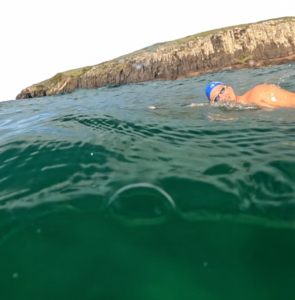 Nadador no paredão de torres/rs